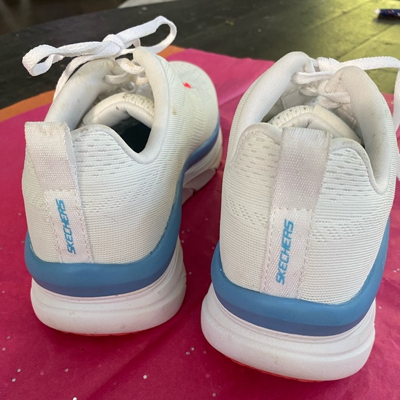 Skecher’s D’Lux Walker Relaxed Fit, White, Size 9. - Picture 2 of 3